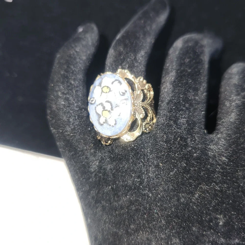 Vintage Gold Tone Filigree Daisy Porcelain Cabochon Ring Blue Floral Size‎ 7.5